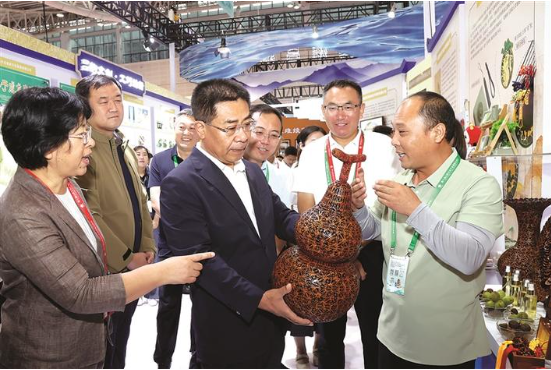 孙大军在省文博会吕梁馆巡馆并赴吕梁市文化艺术中心调研